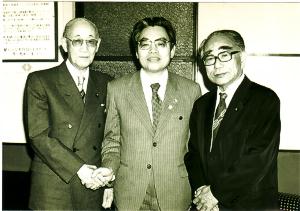 1983年4月。北区長選立候補の時。社会党、社民連、共産党の推薦だった。左が都知事美濃部亮吉、左は社会党委員長飛鳥田一雄、場所は都知事室である。鳥生先生は50才。一度限りということで鳥生先生は自分が役に立てばと立候補した。