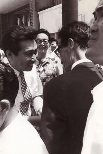 1972年。沖縄第１回知事選挙にて。若々しい安田先生。向こうに革新共同の相棒田中美智子議員。握手しているのは瀬長亀治郎衆議院議員の後ろ姿。